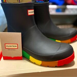 NWT Women’s size 9 Hunter original pride play flat boot.